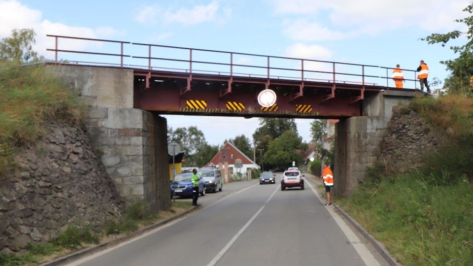 Řidič na Chrudimsku posunul konstrukci mostu
